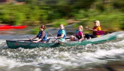 kanu fahren im 4er kanu auf der altmühl
