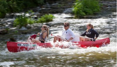 kanu fahren im 3er kanu auf der altmühl