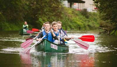 schüler beim kanu fahren im team auf der altmühl