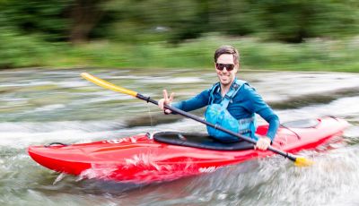 kanu fahren im 1er kajak auf der altmühl